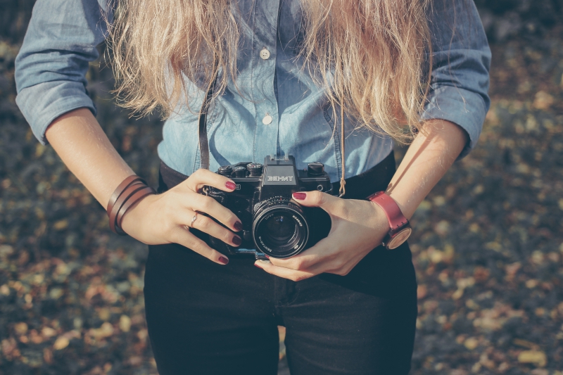 photographe-LE ROURET-min_hand-person-girl-woman-camera-photography-614-pxhere.com